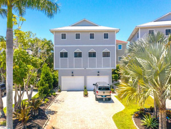 Three Bedroom, Three Bathroom Condo with Ocean views and shared pool.