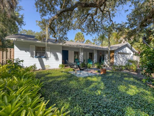 Beautiful Vacation Home with Caged Pool in Siesta Key Sleeps Walk to Beach