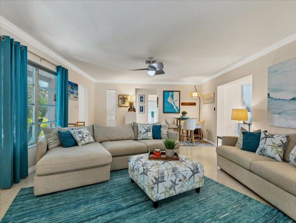Beautiful Vacation Home with Caged Pool in Siesta Key Sleeps Walk to Beach