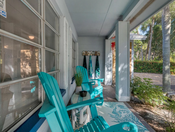 Beautiful Vacation Home with Caged Pool in Siesta Key Sleeps Walk to Beach