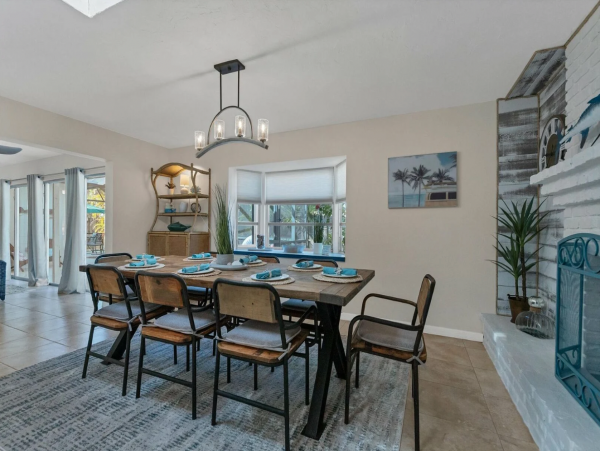 Beautiful Vacation Home with Caged Pool in Siesta Key Sleeps Walk to Beach