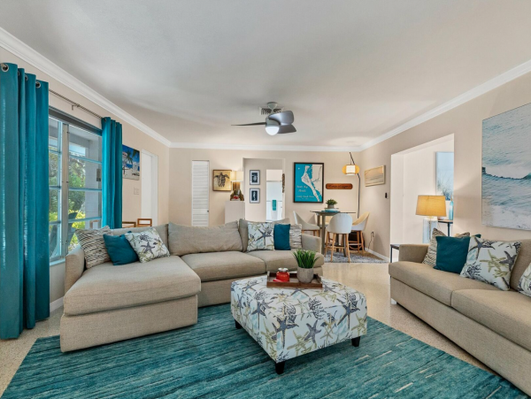 Beautiful Vacation Home with Caged Pool in Siesta Key Sleeps Walk to Beach