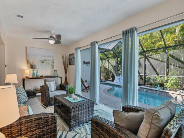 Beautiful Vacation Home with Caged Pool in Siesta Key Sleeps Walk to Beach