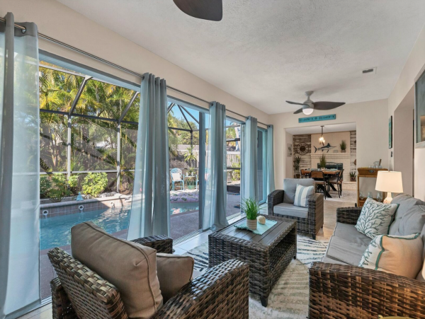 Beautiful Vacation Home with Caged Pool in Siesta Key Sleeps Walk to Beach