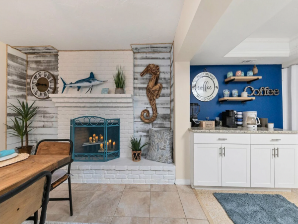 Beautiful Vacation Home with Caged Pool in Siesta Key Sleeps Walk to Beach