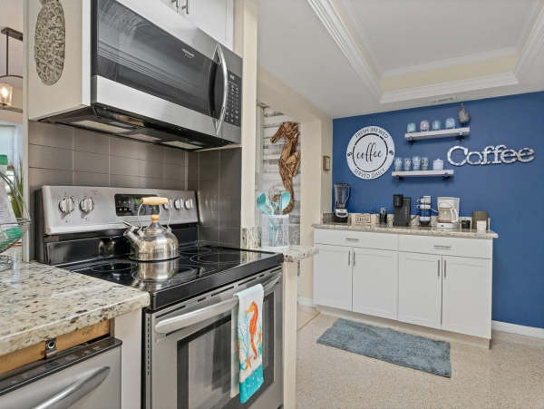 Beautiful Vacation Home with Caged Pool in Siesta Key Sleeps Walk to Beach