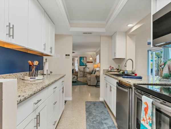 Beautiful Vacation Home with Caged Pool in Siesta Key Sleeps Walk to Beach
