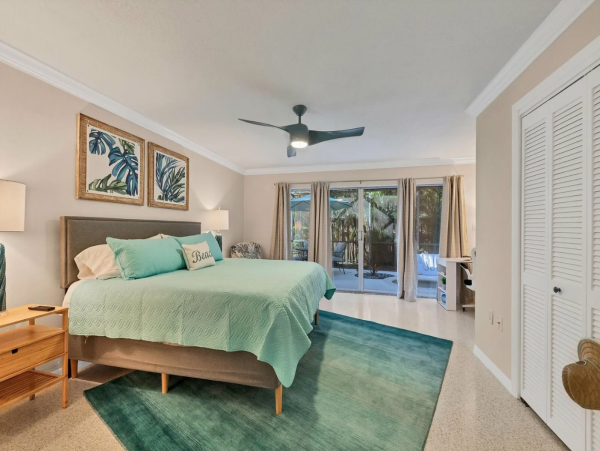 Beautiful Vacation Home with Caged Pool in Siesta Key Sleeps Walk to Beach