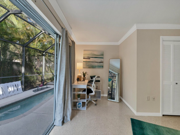 Beautiful Vacation Home with Caged Pool in Siesta Key Sleeps Walk to Beach