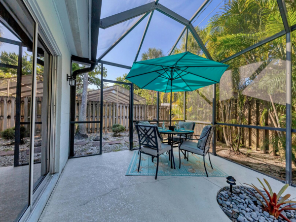 Beautiful Vacation Home with Caged Pool in Siesta Key Sleeps Walk to Beach