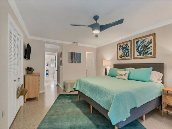Beautiful Vacation Home with Caged Pool in Siesta Key Sleeps Walk to Beach