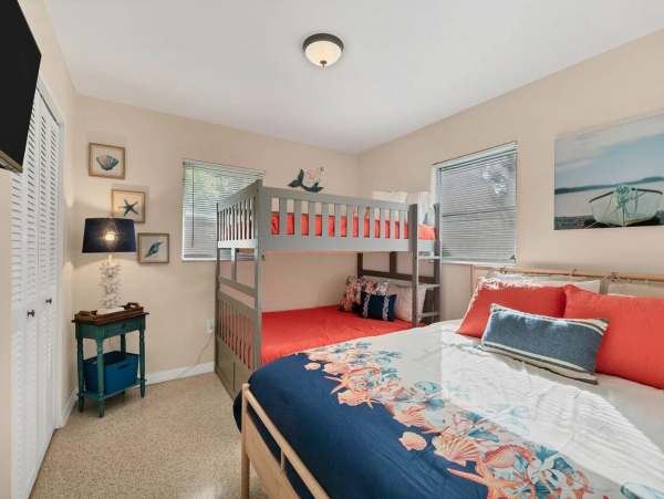 Beautiful Vacation Home with Caged Pool in Siesta Key Sleeps Walk to Beach