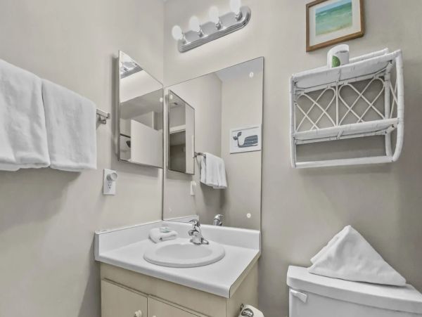 Siesta Key Beachfront Condo - 2-Bedroom Vacation Rental near Siesta Village