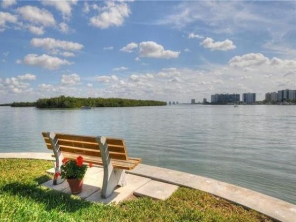 Waterfront 1 Bedroom Vacation Condo in Fort Myers