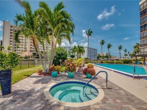 Waterfront 1 Bedroom Vacation Condo in Fort Myers