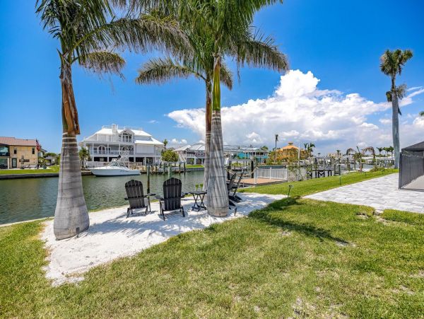 Fort Myers Villa for 8 Guests with Dock and Pool Sleeps 8