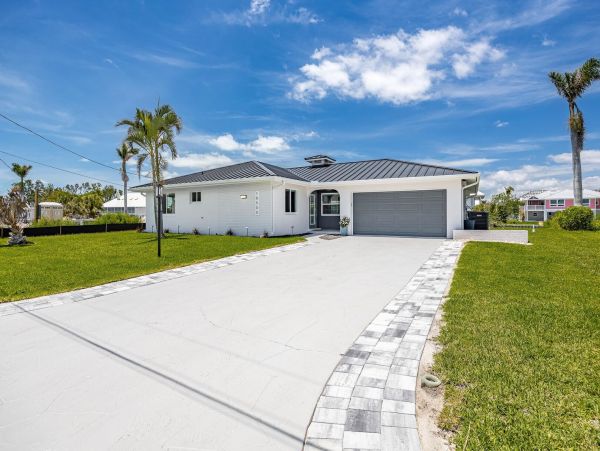 Fort Myers Villa for 8 Guests with Dock and Pool Sleeps 8