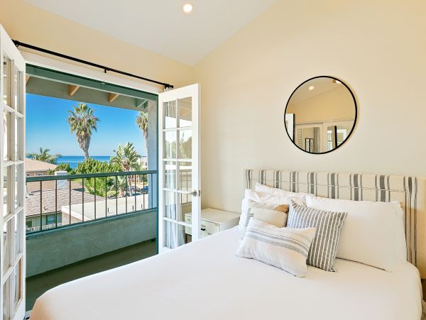 La Jolla Gem Two Min Walk to Beach Vacation Condo