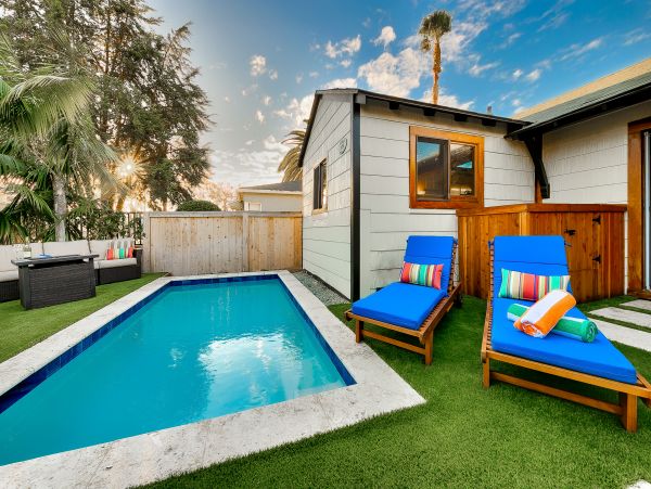Three Bedroom Paradise With Pool, Rooftop Deck and Two Spas