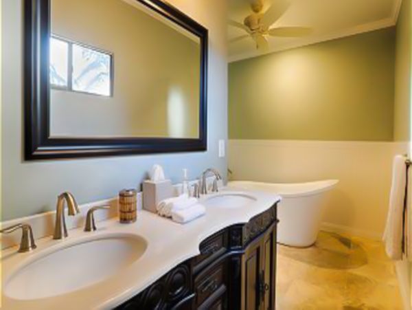 Three Bedroom Paradise With Pool, Rooftop Deck and Two Spas