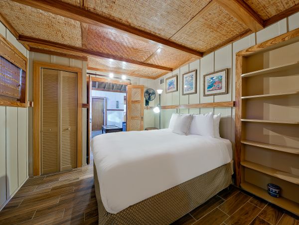 Three Bedroom Paradise With Pool, Rooftop Deck and Two Spas
