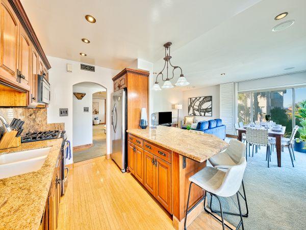 La Jolla 2 Bedroom Vacation Condo with Ocean Views Sleeps 4