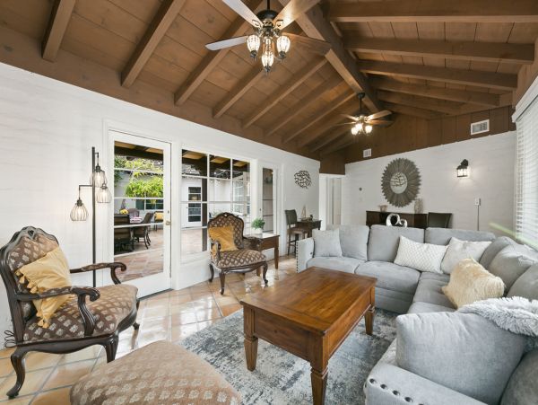 Cozy Three Bedroom Home With Private Hot Tub