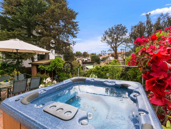 Cozy Three Bedroom Home With Private Hot Tub