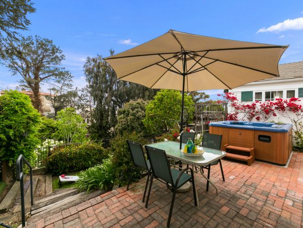 Cozy Three Bedroom Home With Private Hot Tub