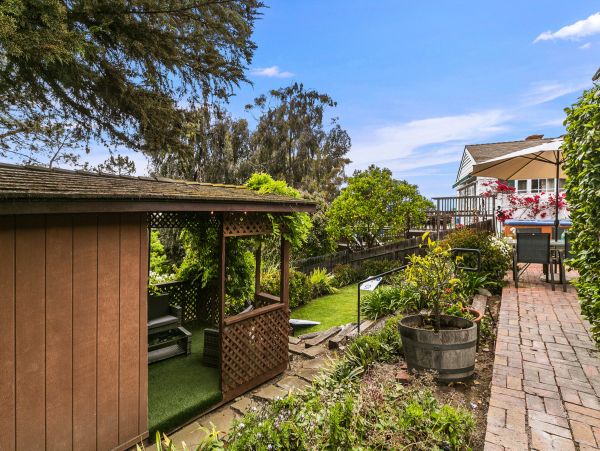 Cozy Three Bedroom Home With Private Hot Tub