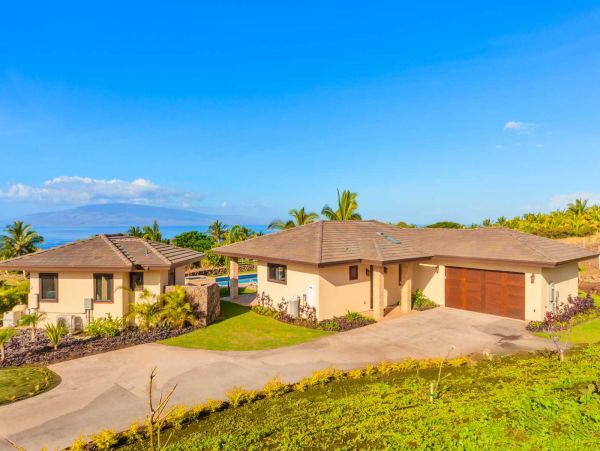 Ocean Views Launiupoko Vacation Home Three Bedroom