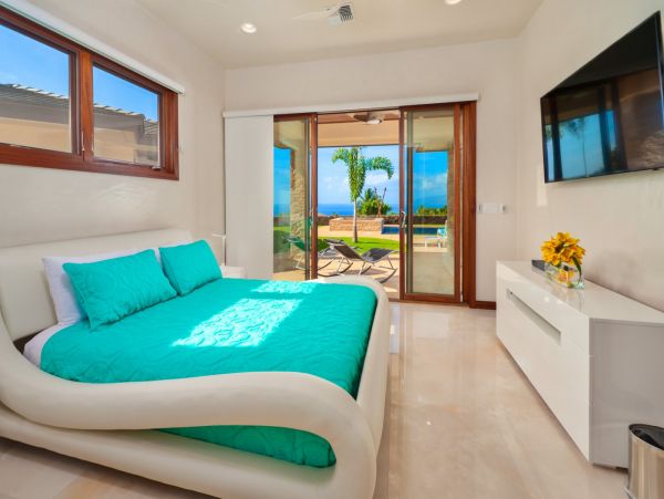 Ocean Views Launiupoko Vacation Home Three Bedroom