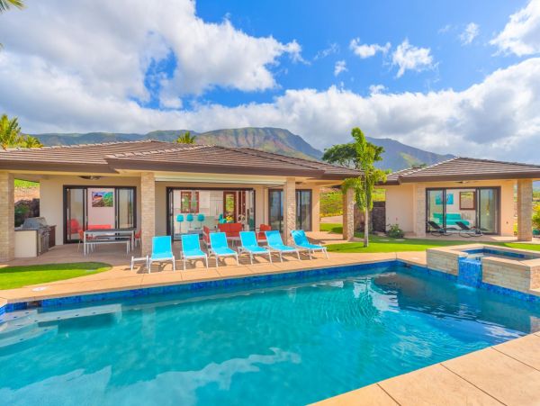 Ocean Views Launiupoko Vacation Home Three Bedroom