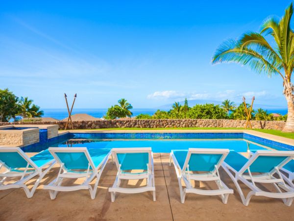 Ocean Views Launiupoko Vacation Home Three Bedroom