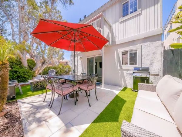 Five Bedroom Vacation Duplex in San Diego Steps from Beach