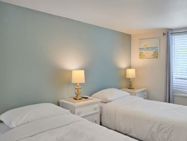Cozy Two Bedroom Vacation Duplex in Bradenton Beach