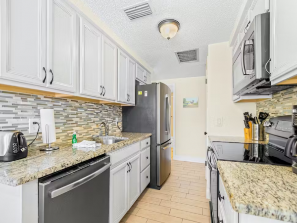 Lovely Bradenton Condo with 2 Bedrooms Sleeps 6