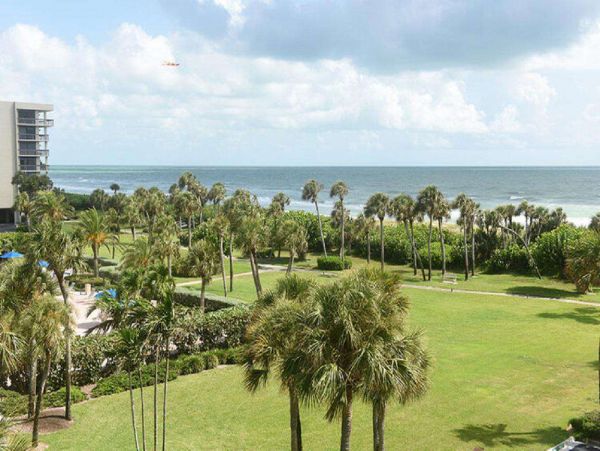 Beachfront Vacation Condo in Longboat Key Sleeps 4 Guests