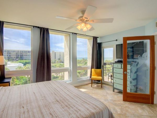 Beachfront Vacation Condo in Longboat Key Sleeps 4 Guests