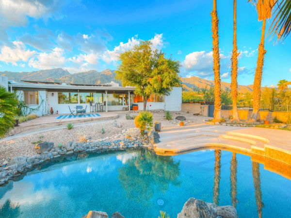 Modern and Luxury Vacation Home in Tucson with Private Pool