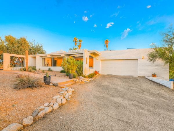 Modern and Luxury Vacation Home in Tucson with Private Pool