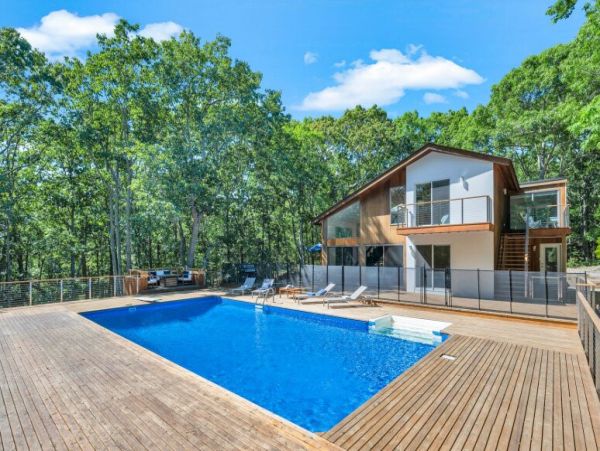 Luxury Hamptons 3 Bedroom Home Walk to Beach