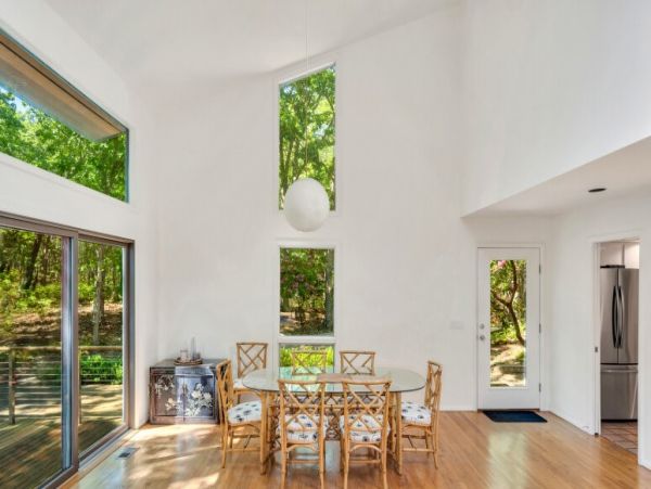 Luxury Hamptons 3 Bedroom Home Walk to Beach