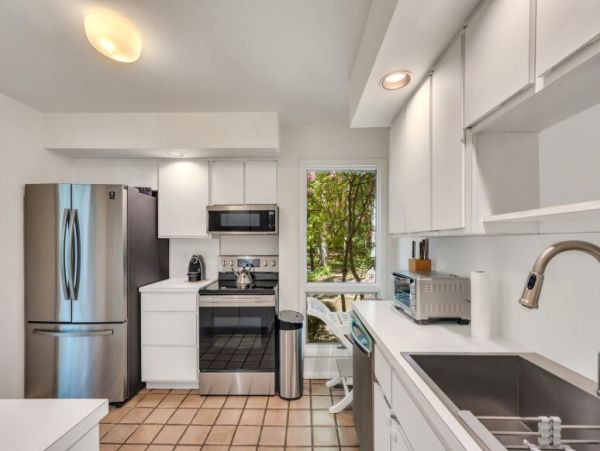 Luxury Hamptons 3 Bedroom Home Walk to Beach