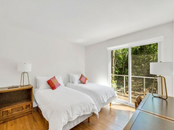 Luxury Hamptons 3 Bedroom Home Walk to Beach