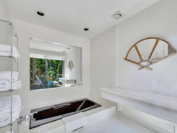 Luxury Hamptons 3 Bedroom Home Walk to Beach