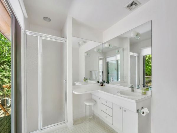 Luxury Hamptons 3 Bedroom Home Walk to Beach