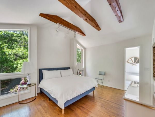 Luxury Hamptons 3 Bedroom Home Walk to Beach