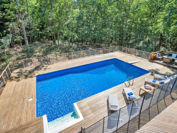 Luxury Hamptons 3 Bedroom Home Walk to Beach