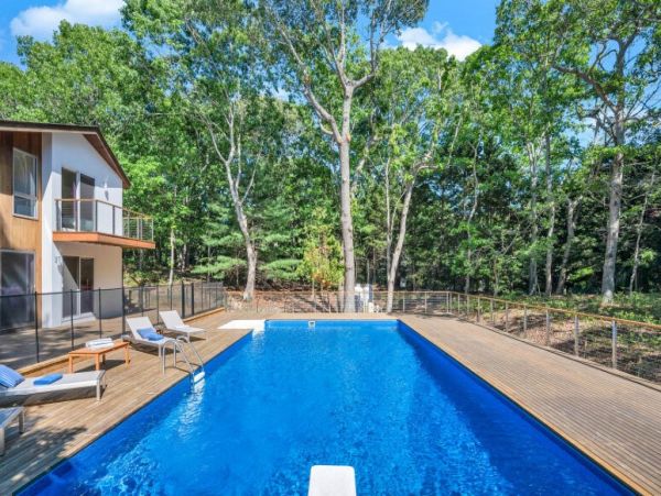 Luxury Hamptons 3 Bedroom Home Walk to Beach